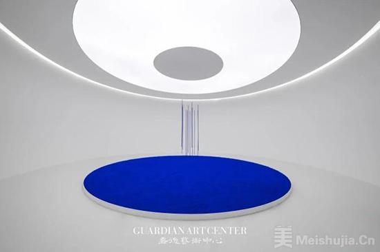 嘉德艺术中心为观众献上消暑双展 克莱因蓝挥洒在艺术家