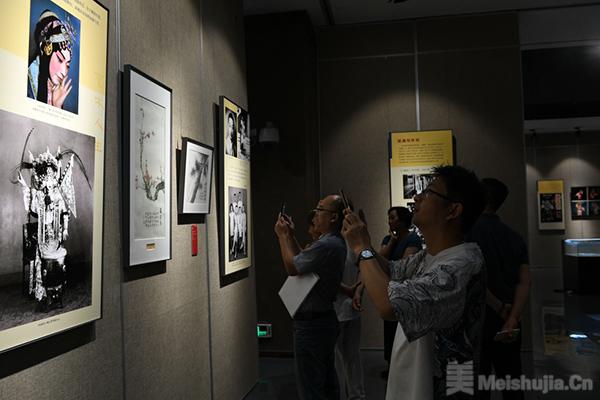 京剧《霸王别姬》首演百年摄影作品展在佛山开展